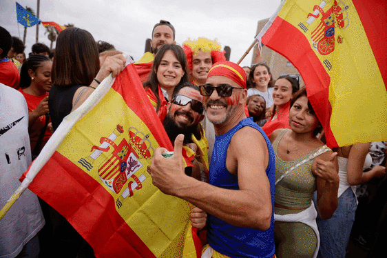 Miles de personas se dieron cita para disfrutar de la final de la Eurcocopa en la plaza de La Música.