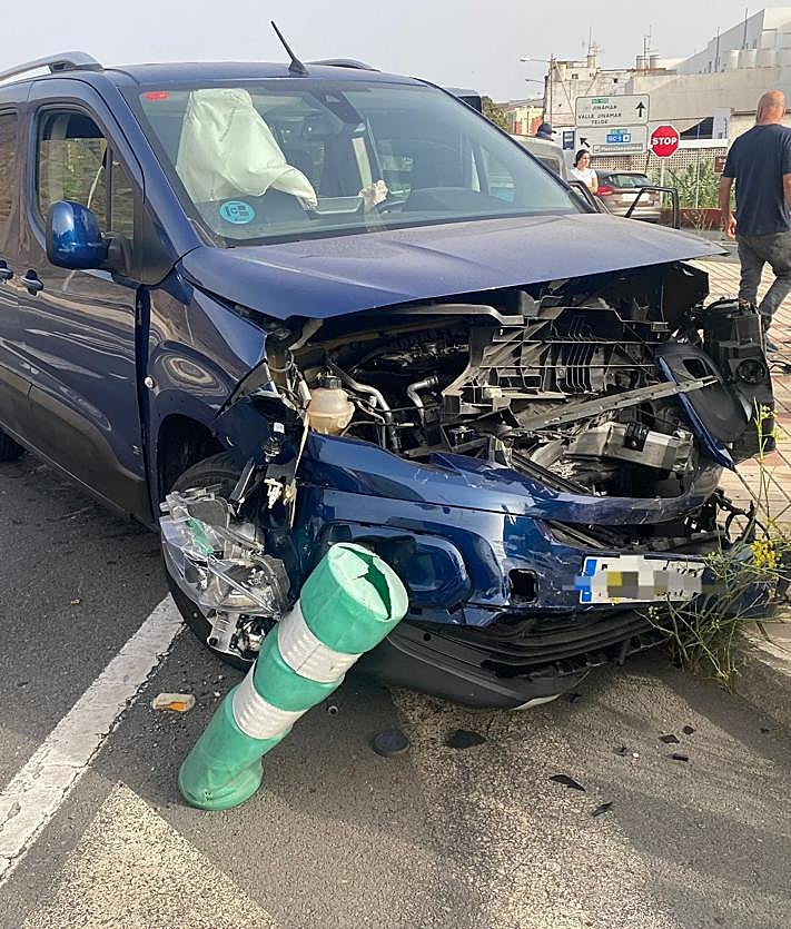 Imagen secundaria 2 - Sufren un accidente, da positivo en alcoholemia y lleva a un pasajero sentado en un sofá dentro del coche