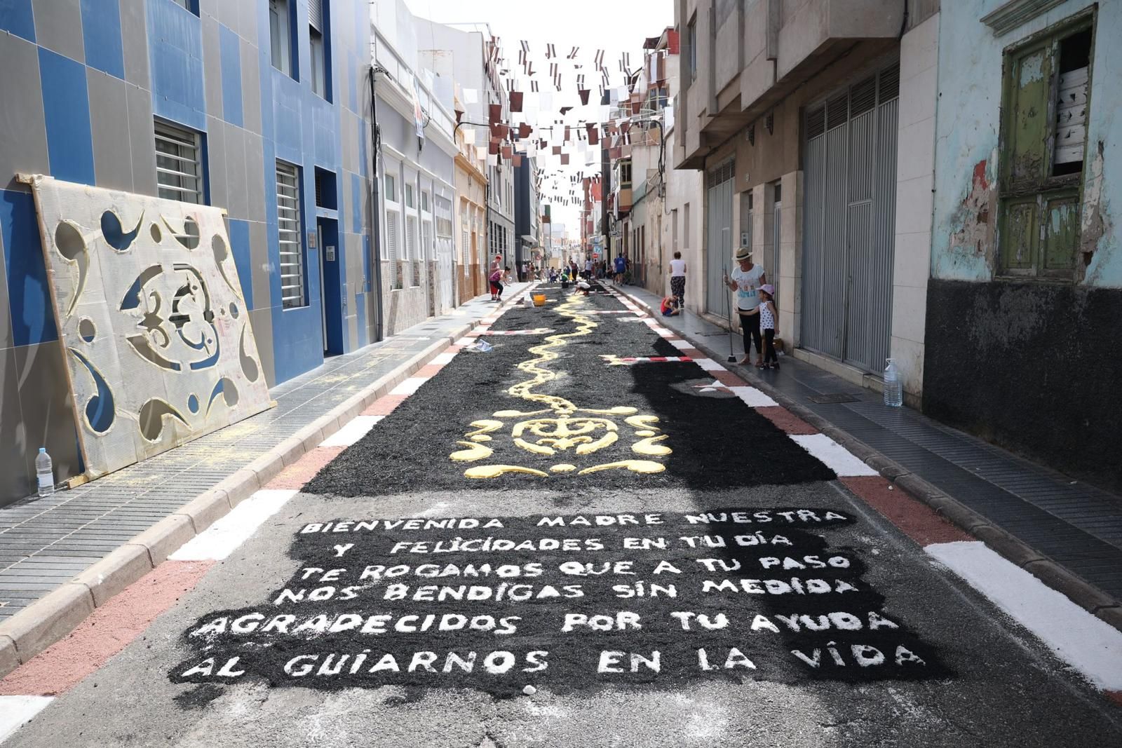 Tradición y color en forma de alfombras por las fiestas del Carmen