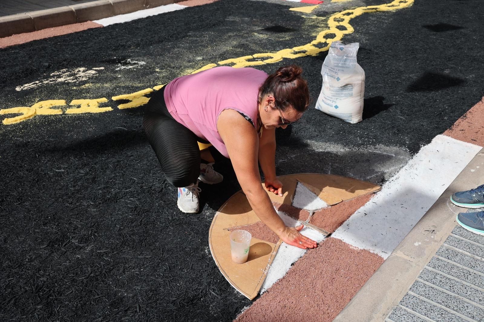 Tradición y color en forma de alfombras por las fiestas del Carmen