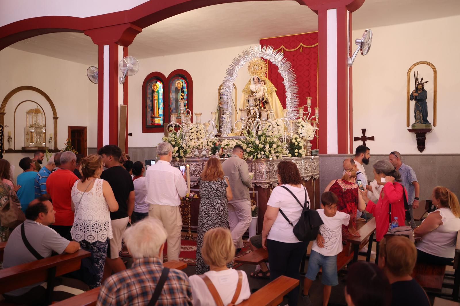 Tradición y color en forma de alfombras por las fiestas del Carmen