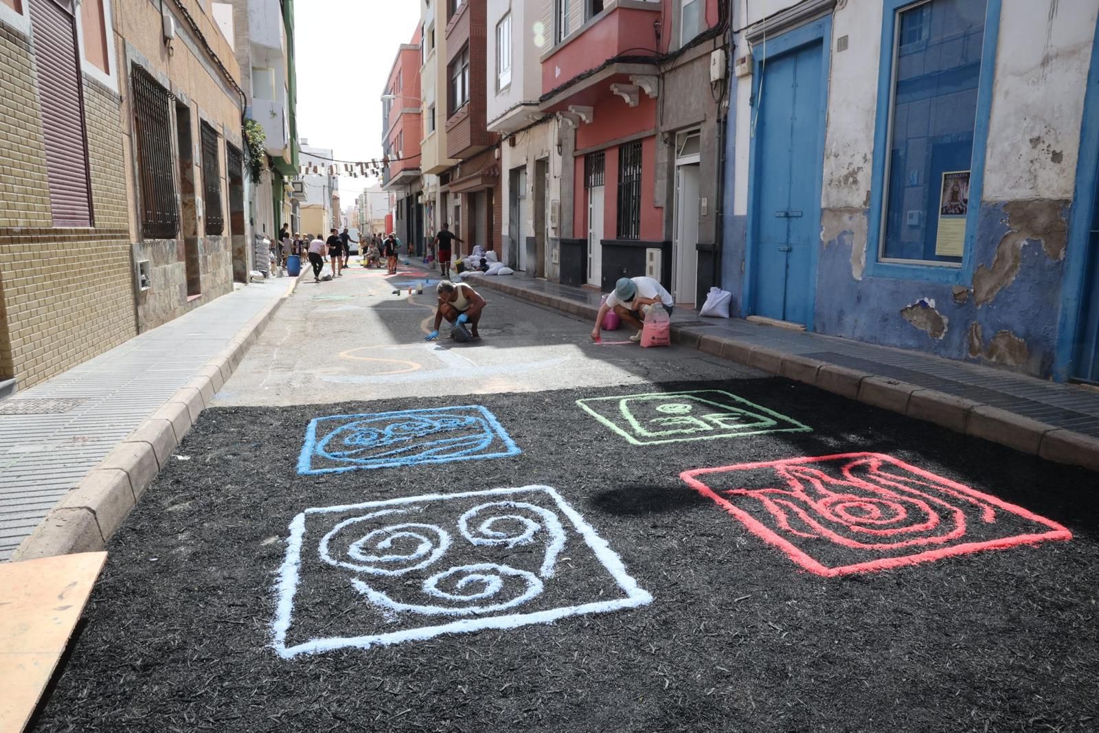 Tradición y color en forma de alfombras por las fiestas del Carmen
