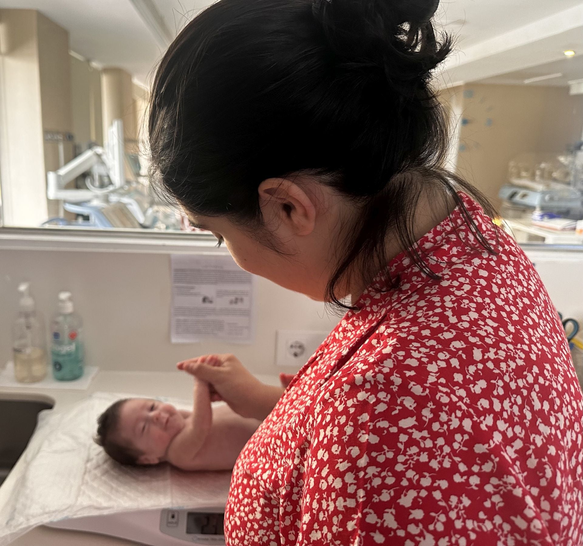 El bebé Dylan abandona la UCI Neonatal tras nacer con un kilo