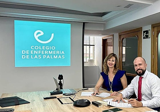 La presidenta del Colegio, Rita María Mendoza Sánchez y el director de Negocio de Cajasiete, Diego Juárez Sánchez en el momento de la firma.