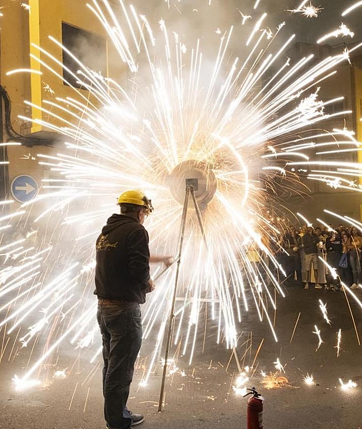 Imagen secundaria 2 - Distintos momentos de la procesión de este martes, festividad del Carmen.