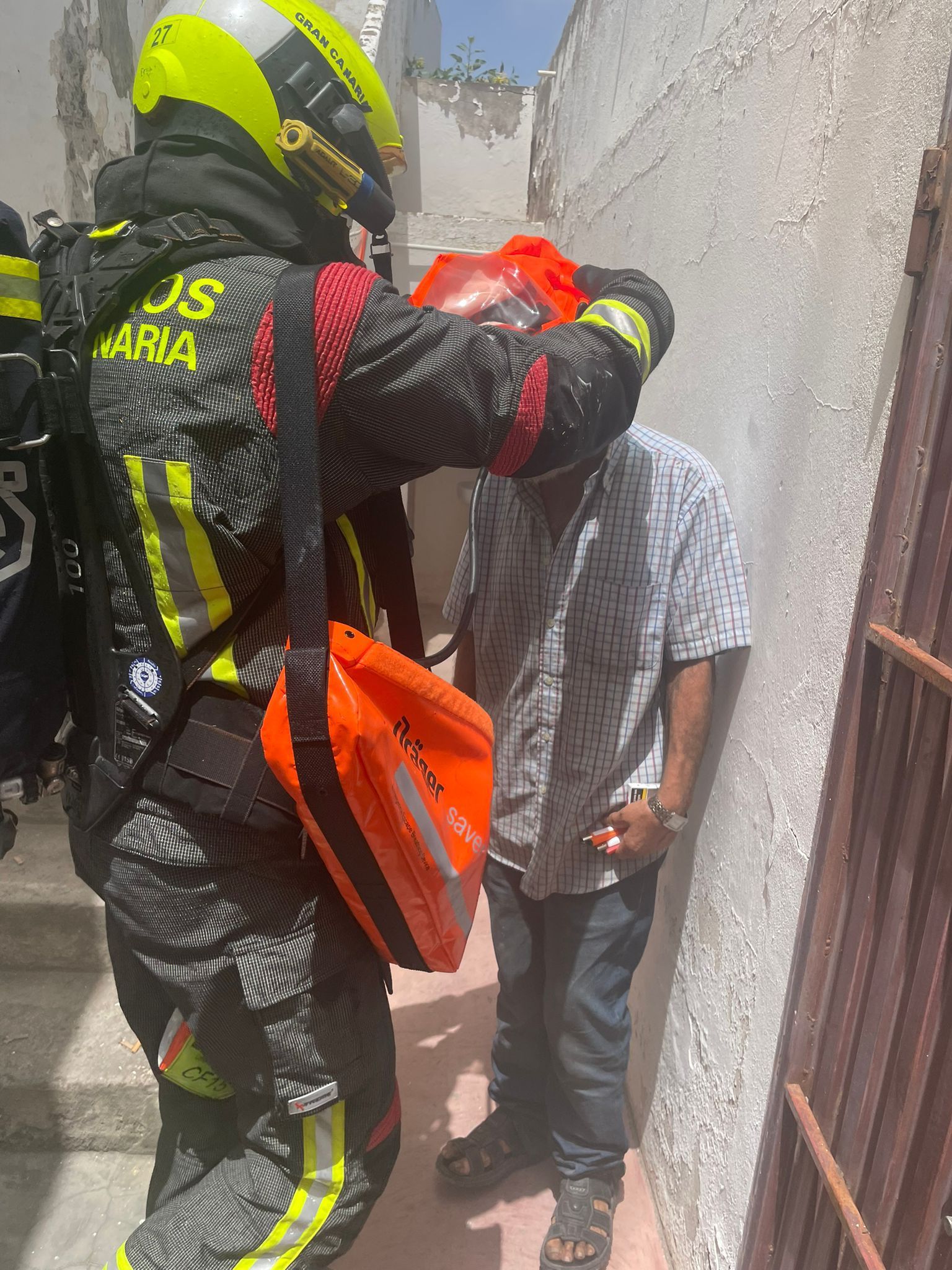 El rescate de un hombre tras un incendio en Arucas, en imágenes