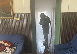 El rescate de un hombre tras un incendio en Arucas, en imágenes