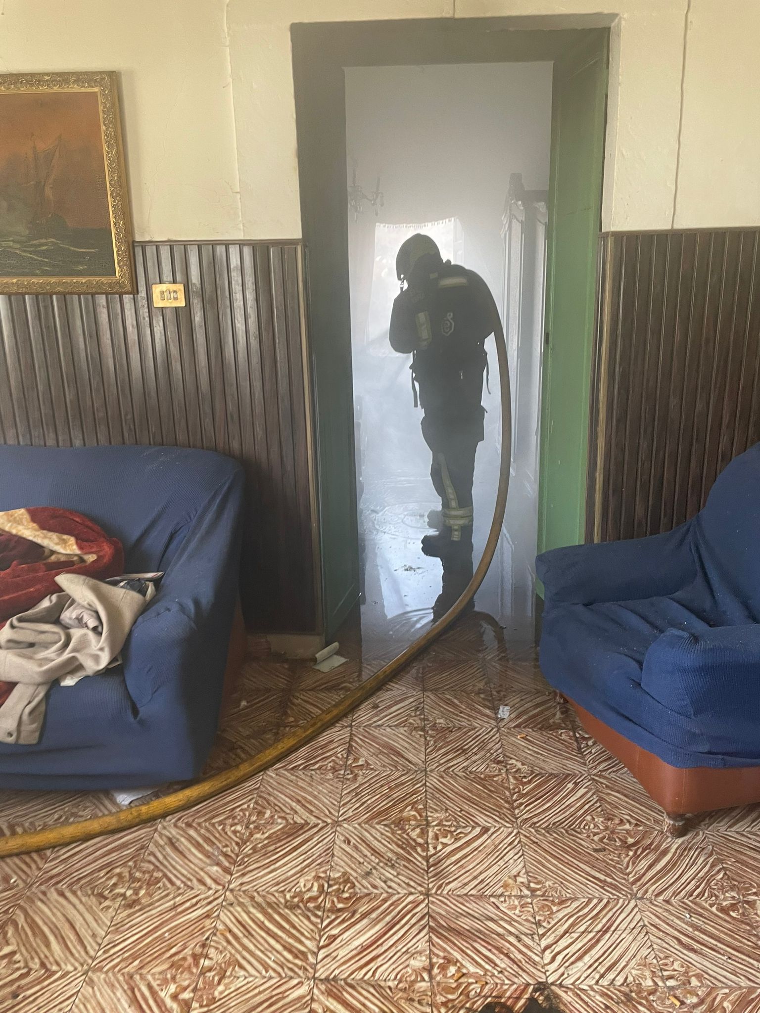 El rescate de un hombre tras un incendio en Arucas, en imágenes