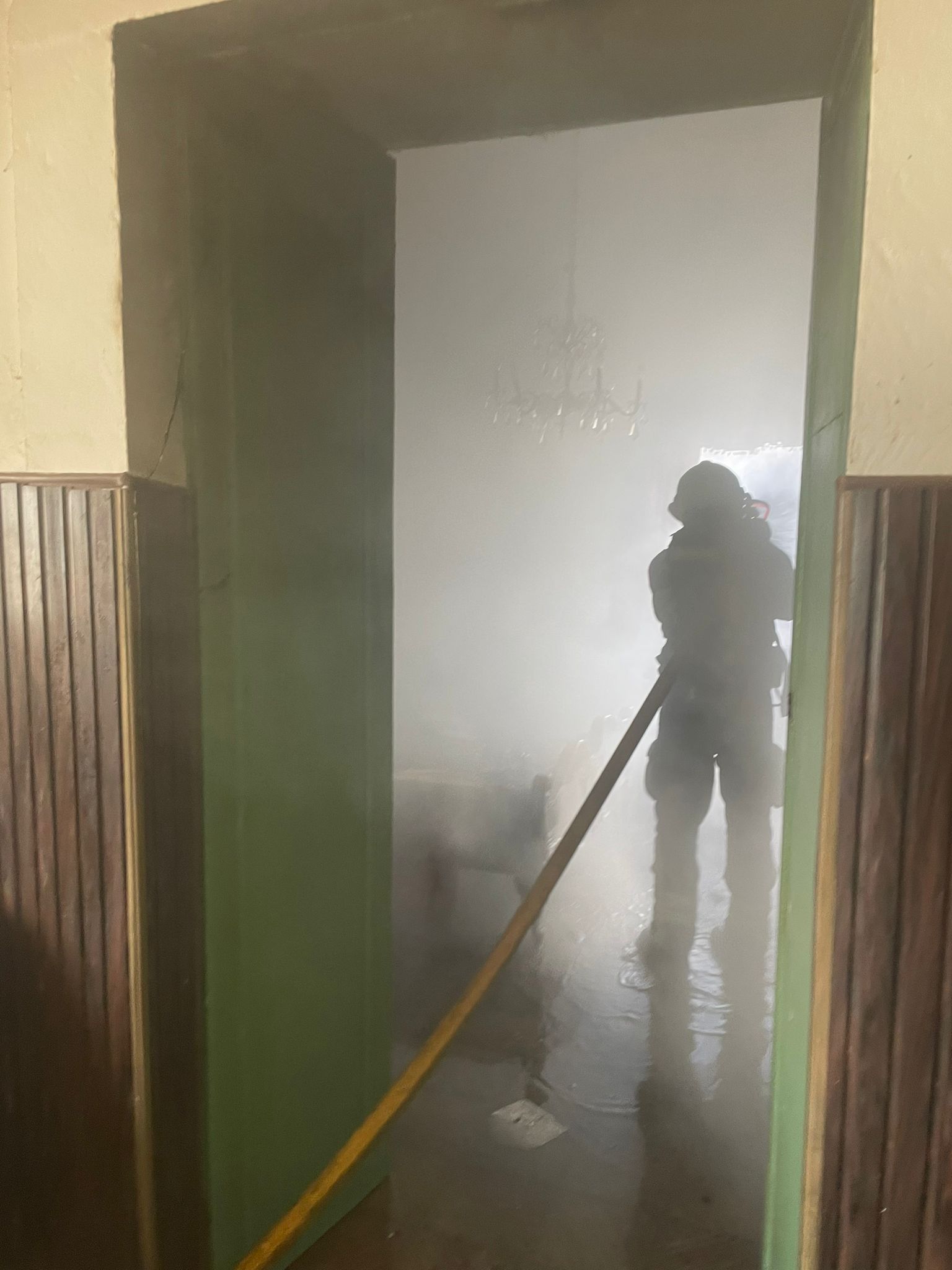 El rescate de un hombre tras un incendio en Arucas, en imágenes