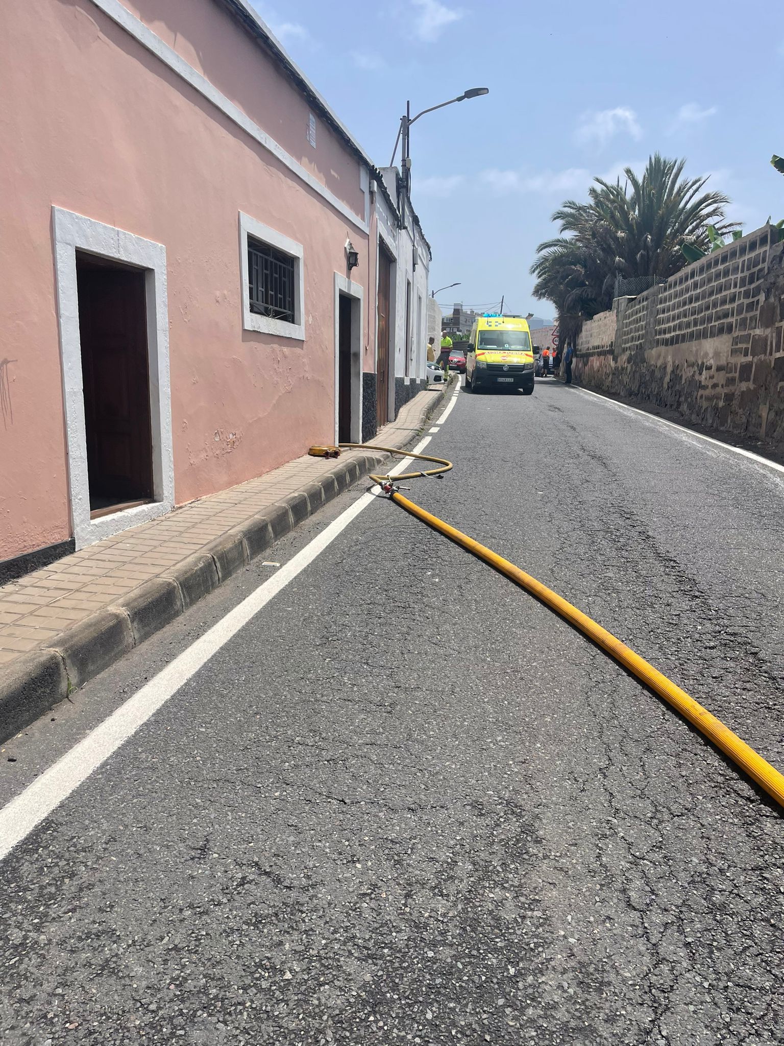 El rescate de un hombre tras un incendio en Arucas, en imágenes