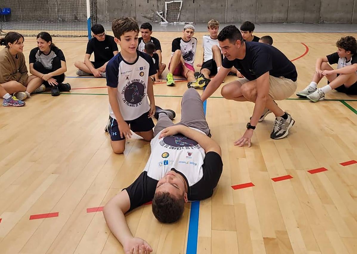 Imagen secundaria 1 - Concienciación con los primeros auxilios en la Escuela de Verano