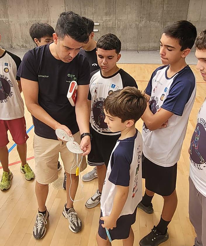 Imagen secundaria 2 - Concienciación con los primeros auxilios en la Escuela de Verano