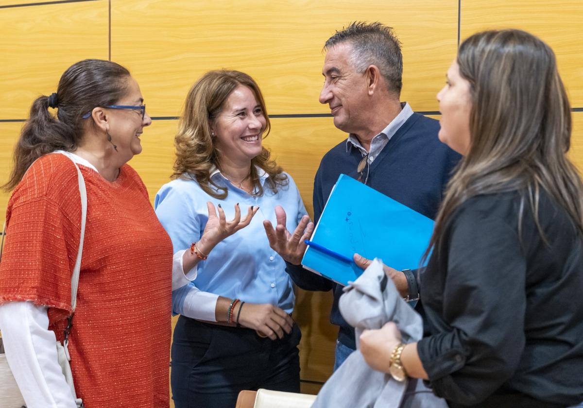 El portavoz del PP, Claudito Gutiérrez, charla con la presidenta Lola García tras un pleno.