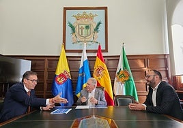 Un momento del encuentro con el alcalde de Santa Brígida.