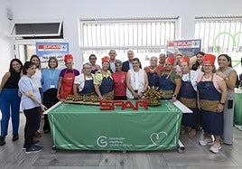Beneficiaros de la Asociación y representantes de las entidades durante el taller de cocina.
