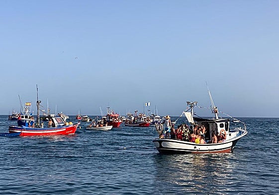 El barco de Gilberto era el blanco y negro, con la Virgen del Carmen a bordo, durante la procesión marítima en Giniginámar.