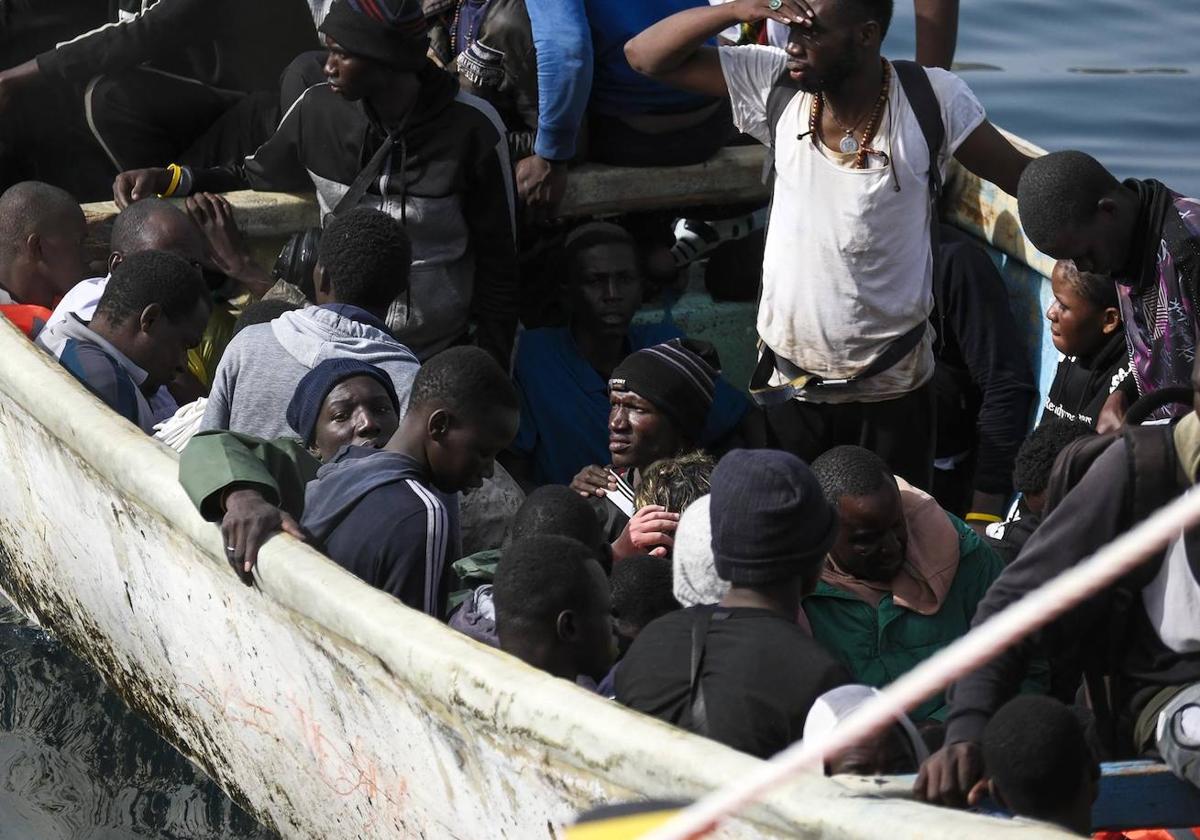 La Guardamar Calíope de Salvamento Marítimo ha acompañado hasta el puerto de Arguineguín a dos cayucos con 158 inmigrantes a bordo.