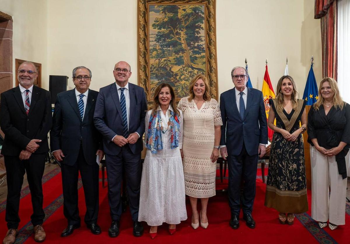 Imagen principal - Astrid Pérez anima al equipo de la Diputación del Común a desarrollar una labor «aún más eficaz, eficiente y cercana»
