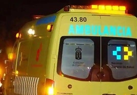 Una ambulancia del SUC tuvo que trasladar a la víctima al hospital.