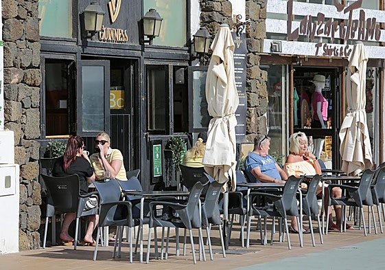 Turistas disfrutando días atrás de los encantos del litoral de Costa Teguise.