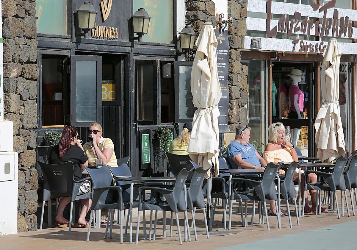 Turistas disfrutando días atrás de los encantos del litoral de Costa Teguise.