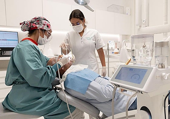 Instrumentos de precisión para una limpieza dental AirFlow Master Adalia.