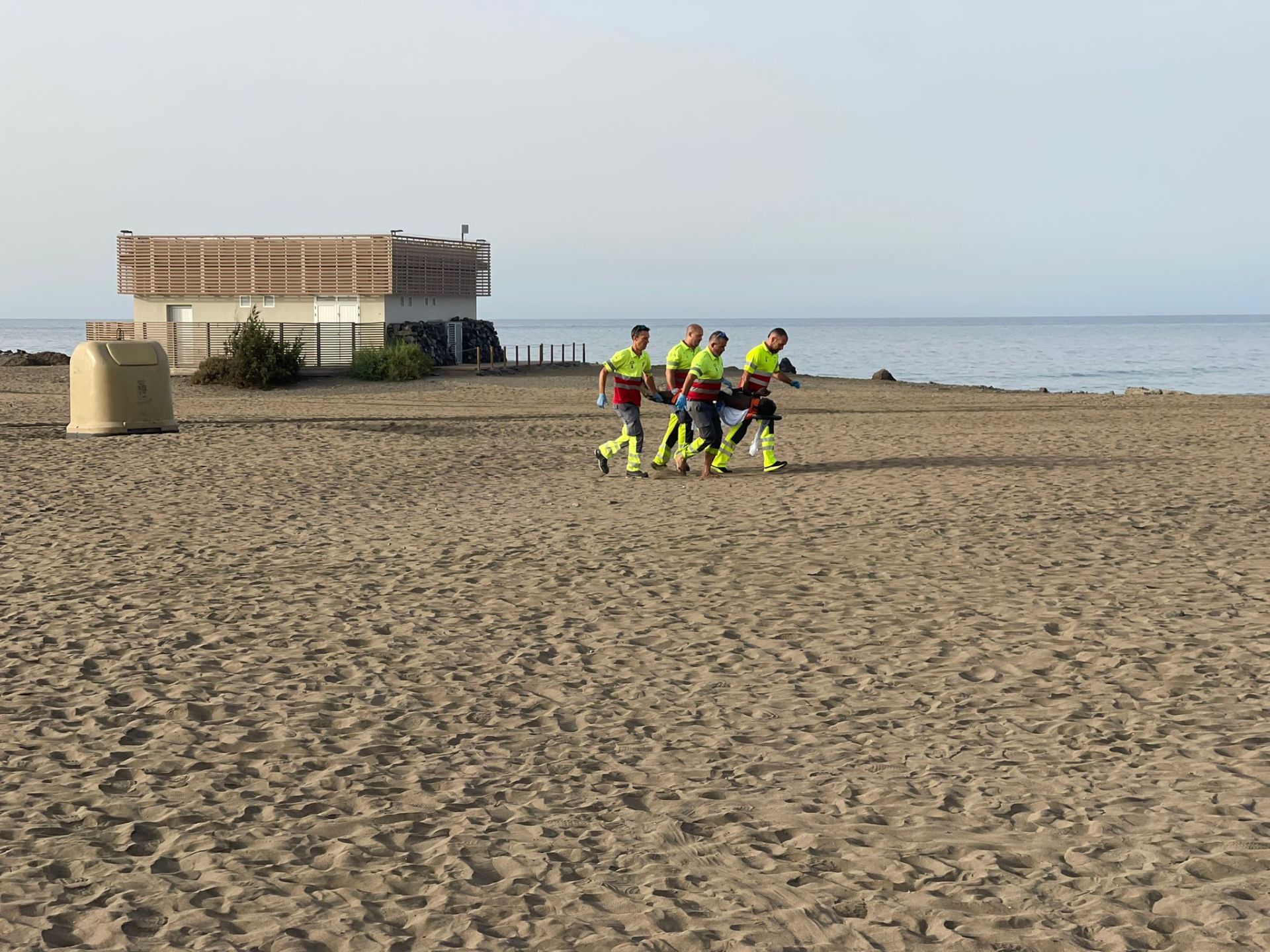 Un cayuco llega a la playa de Las Burras