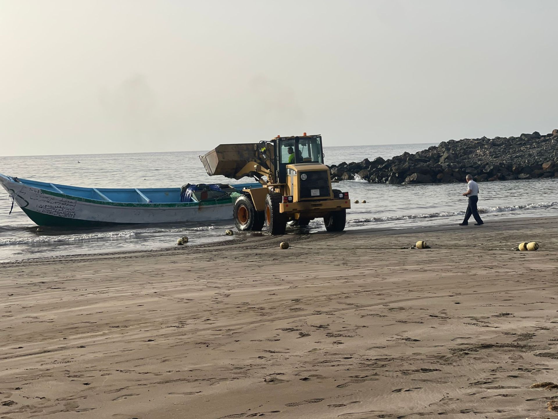 Un cayuco llega a la playa de Las Burras