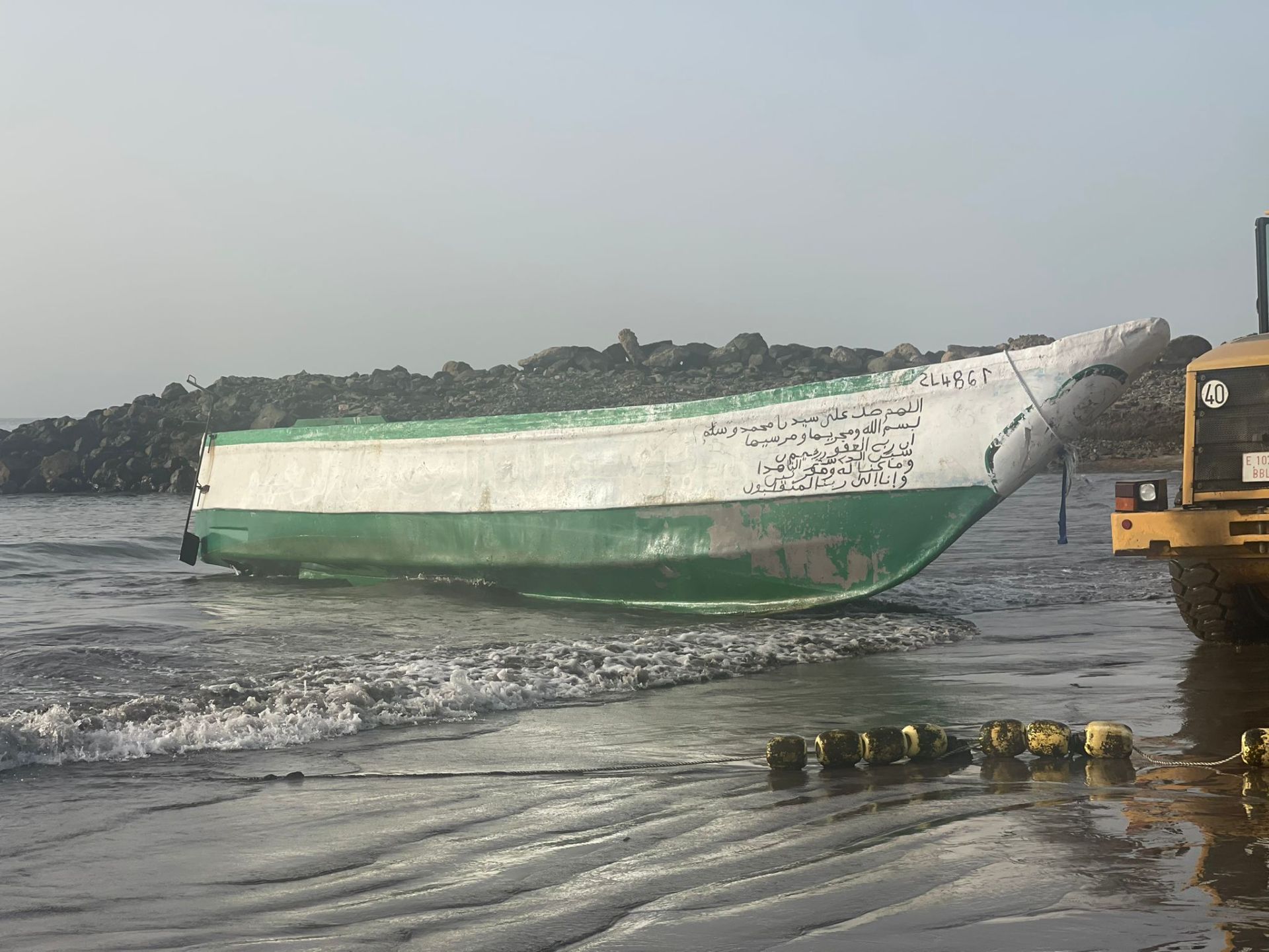 Un cayuco llega a la playa de Las Burras