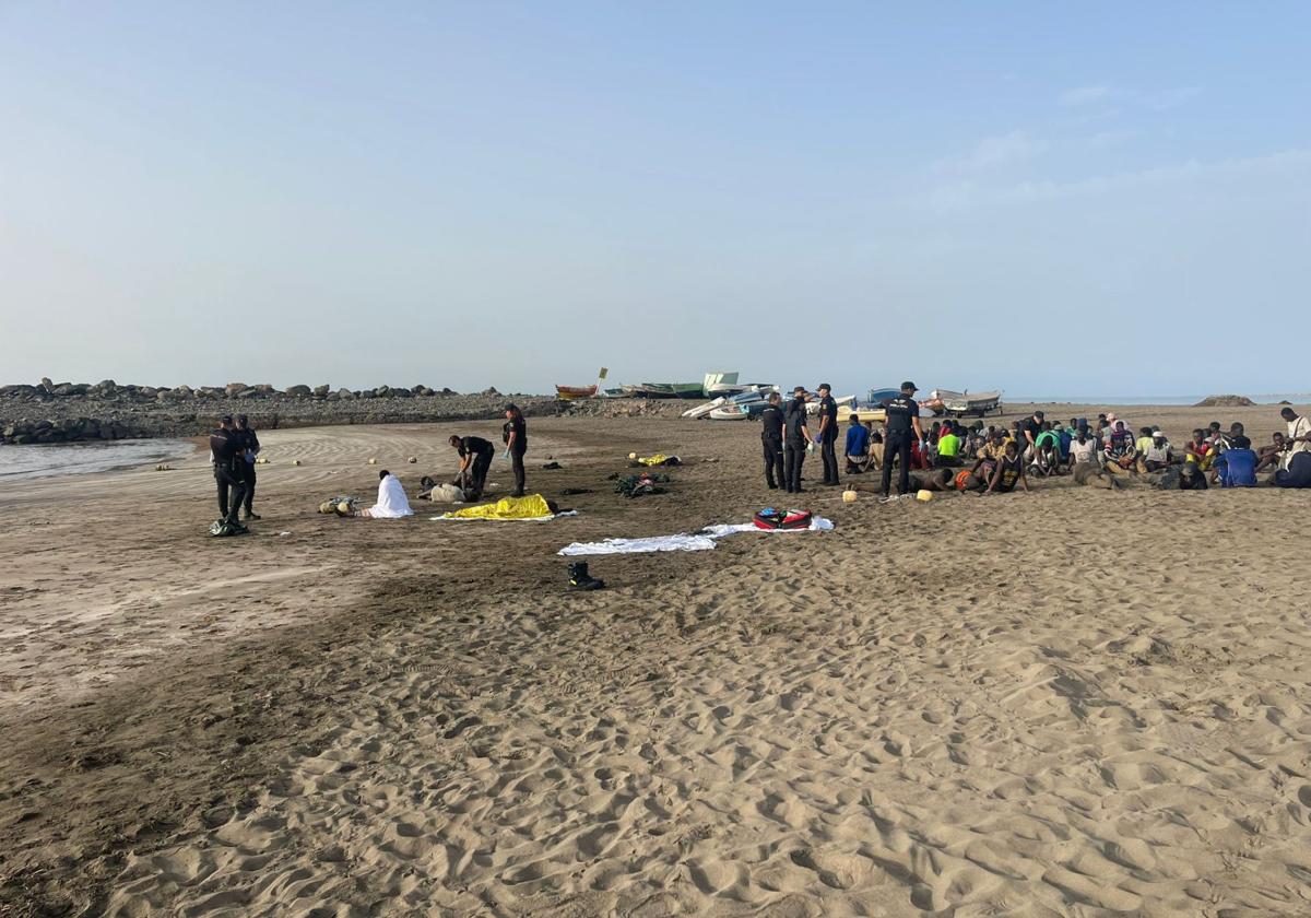 Un cayuco llega a la playa de Las Burras