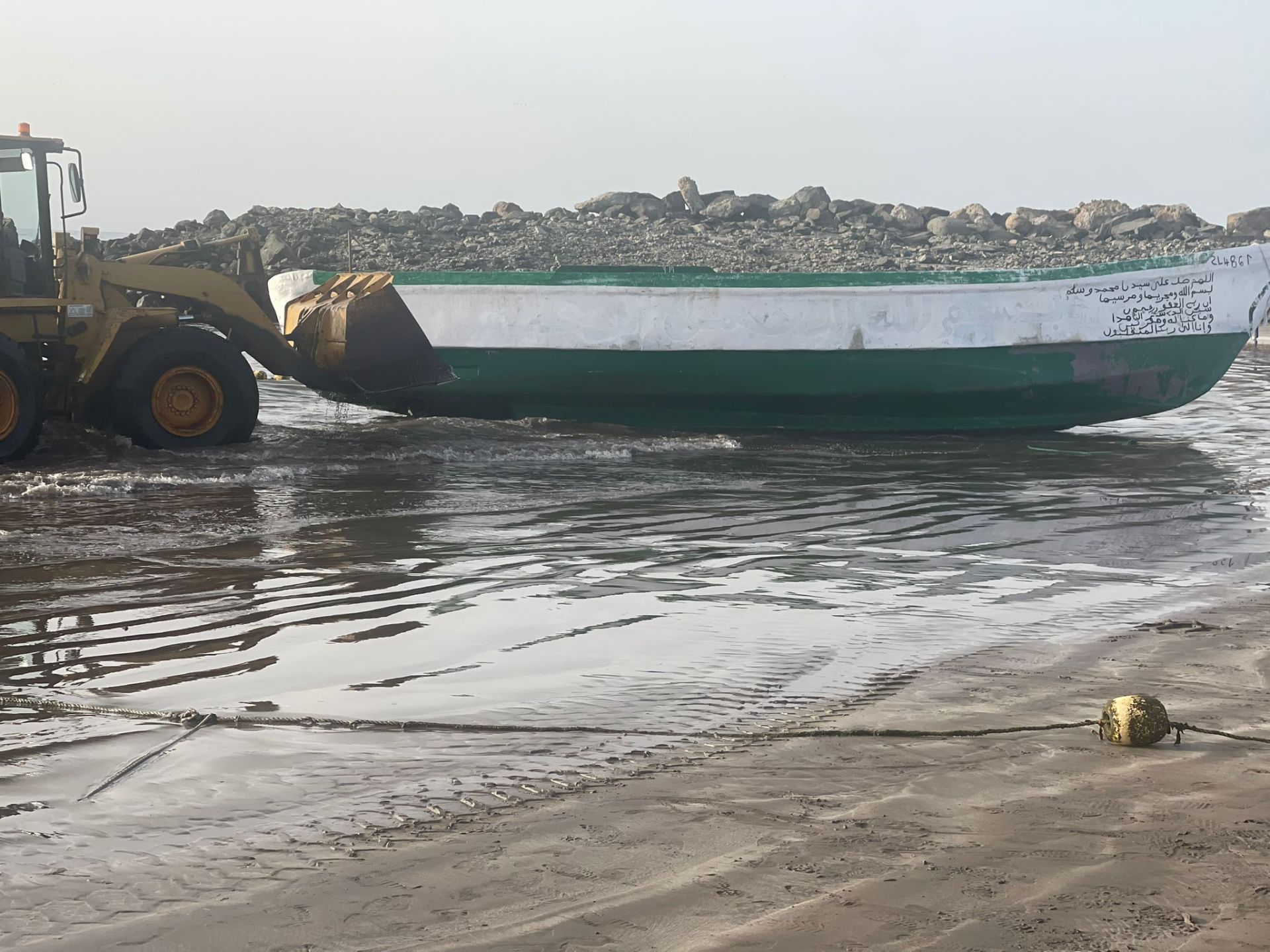 Un cayuco llega a la playa de Las Burras