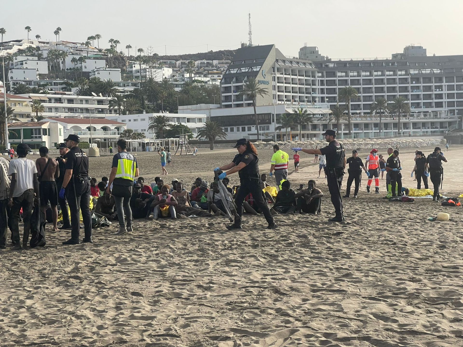 Un cayuco llega a la playa de Las Burras