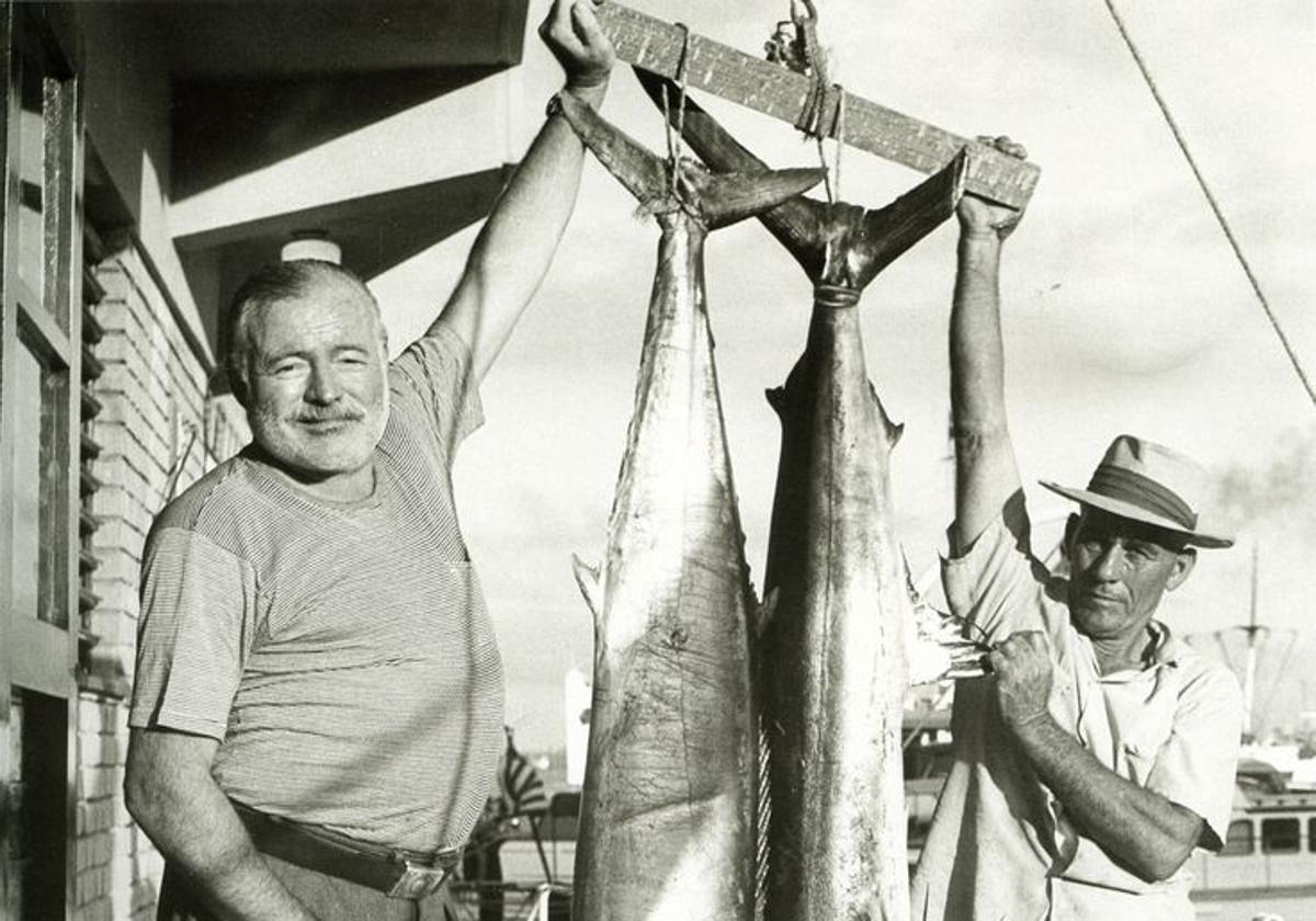 Ernest Hemingway y Gregorio Fuentes exhiben una de las capturas tras una jornada de pesca.