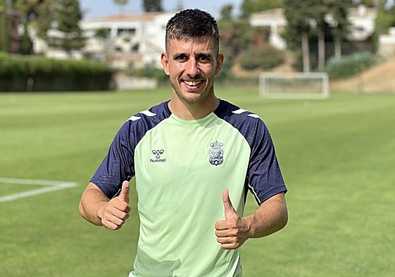 Manu Fuster posa para los lectores de CANARIAS7 durante la entrevista en el Marbella Football Center.