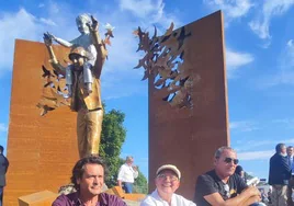 Amancio González, Xavier González y el majorero Juan Miguel Cubas, este jueves, 18 de julio, tras la inauguración de la escultura por los 80 años de la liberación de Saint-Lô por las tropas aliadas durante la segunda guerra mundial.