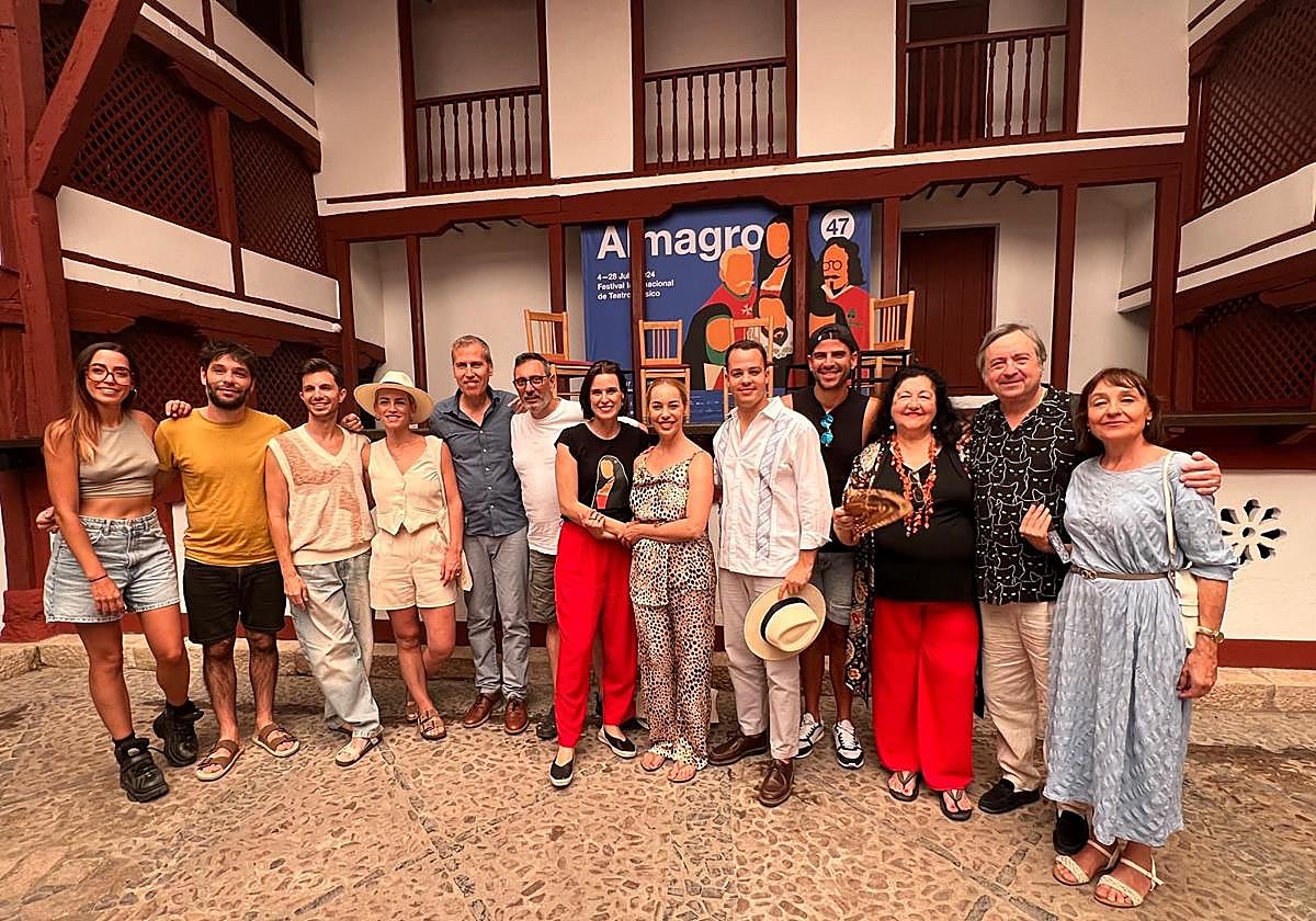 Los políticos Guacimara Medina y Adrián Guerra posan en Almagro con los protagonistas de 'La comedia del Renacimiento'.