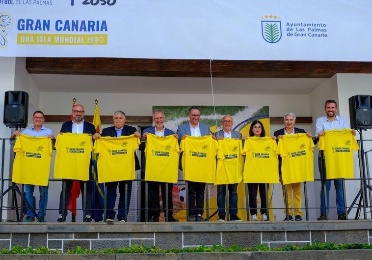 Autoridades, ayer, en el balcón de la sede capitalina de la Federación, mostrando camisetas conmemorativas de una elección para la historia.