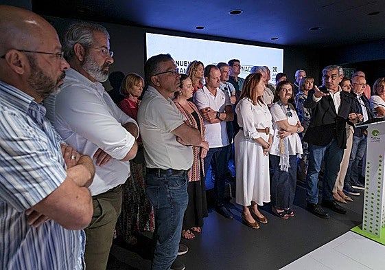 Miembros de los sectores críticos y oficial de NC comparecieron tras la reunión de la ejecutiva.