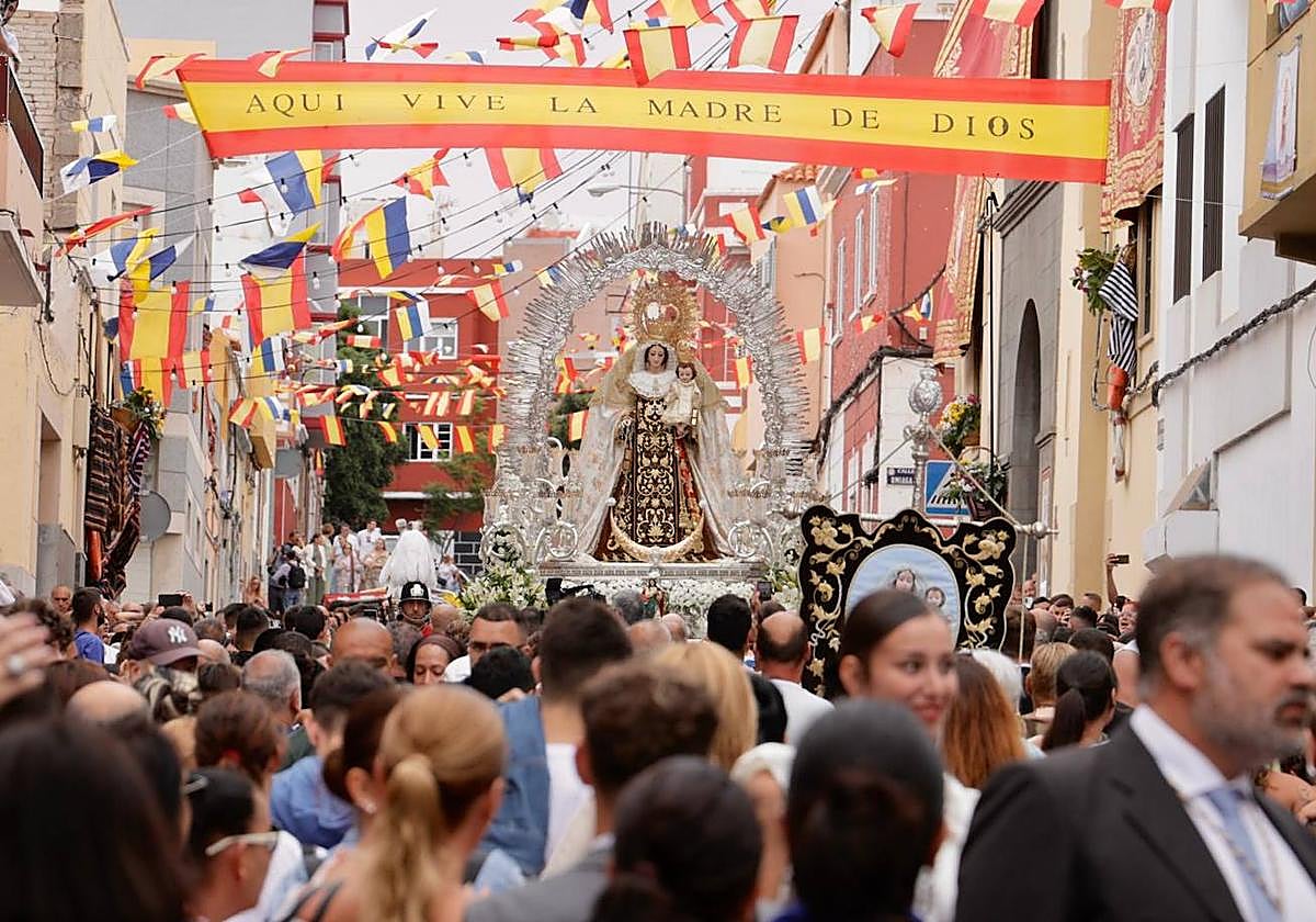 La Isleta sale a la calle para celebrar la procesión marítima del Carmen
