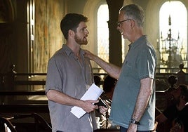 Miguel Bernardeau, con el director de la serie.