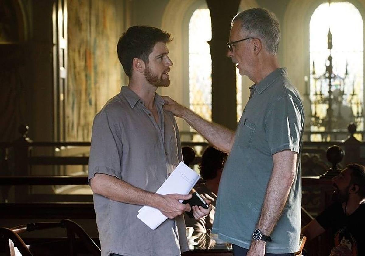 Miguel Bernardeau, con el director de la serie.