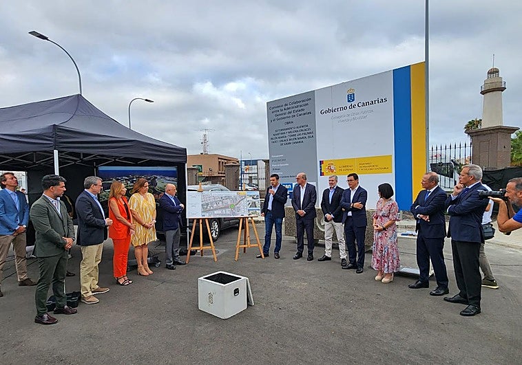 Varias autoridades estuvieron presentes en el acto en el solar del Puerto.