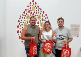 Tres donantes, con sus bolsas, tras haber pasado por el punto de donación de Las Rotondas.