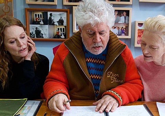 Julianne Moore y Tilda Swinton, junto a Pedro Almodóvar durante el rodaje del filme con el que el manchego compite en la Mostra.