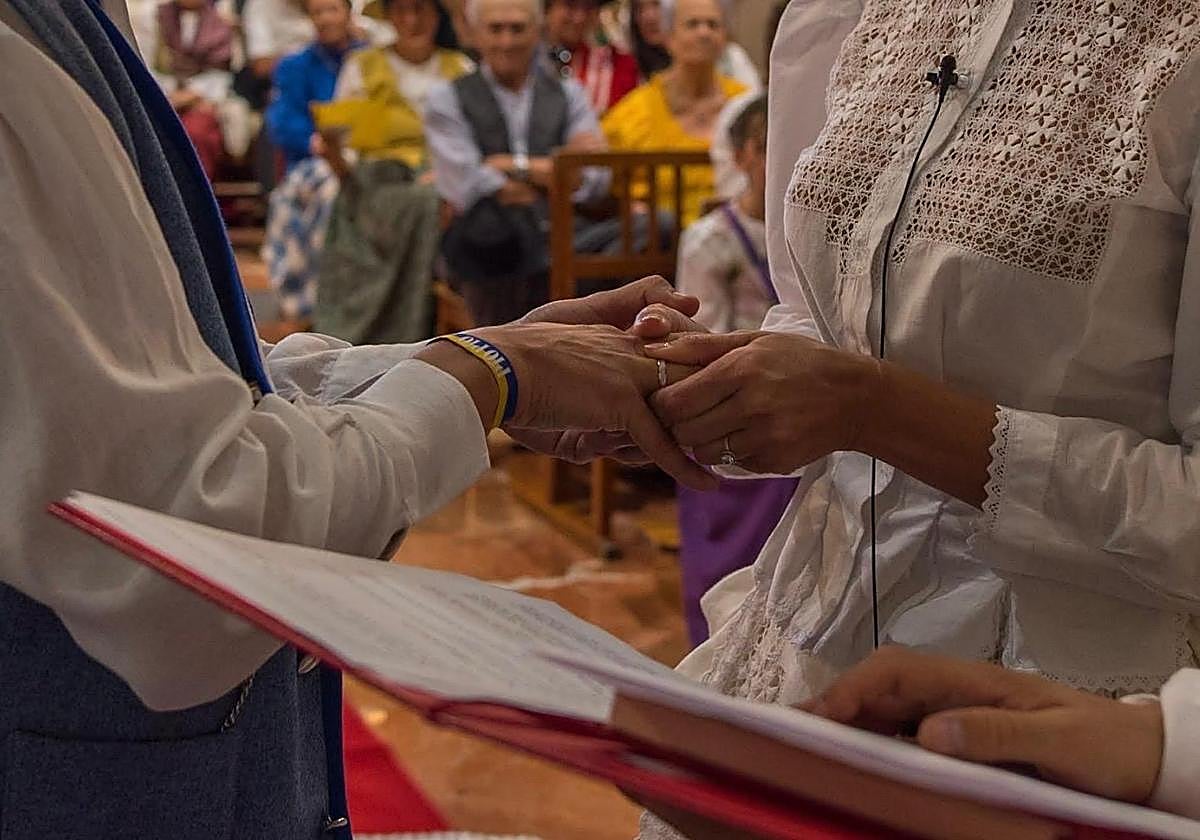 Imagen de la pulsera 'pío, pío' en la muñeca de Samuel y junto a su mujer.