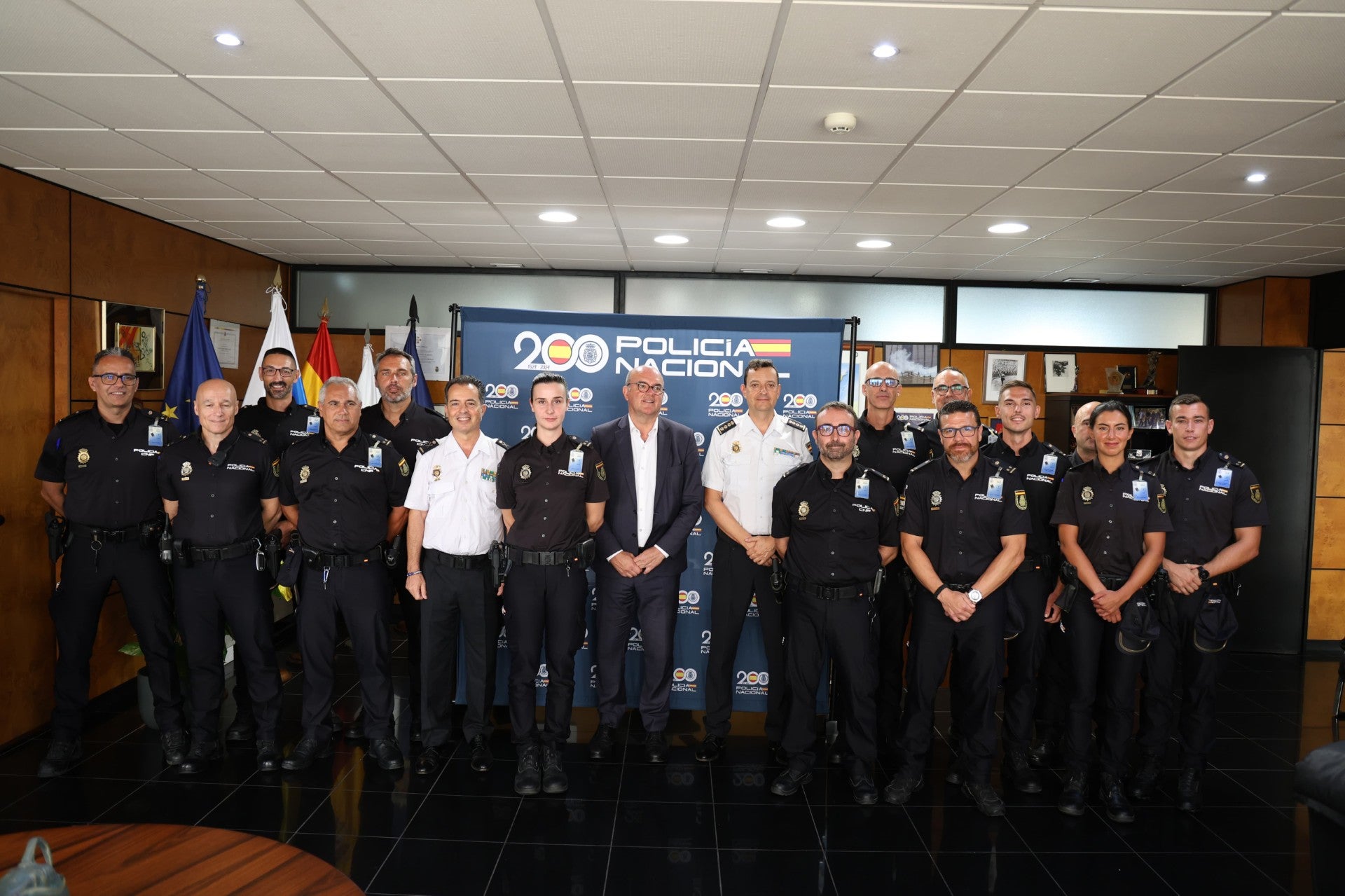 Los agentes en prácticas junto a Anselmo Pestana y a Jesús María Gómez