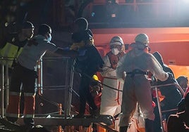 Un cayuco con 129 personas llegó la noche de este martes al muelle de Arguineguín. Entre ellas había 22 menores.