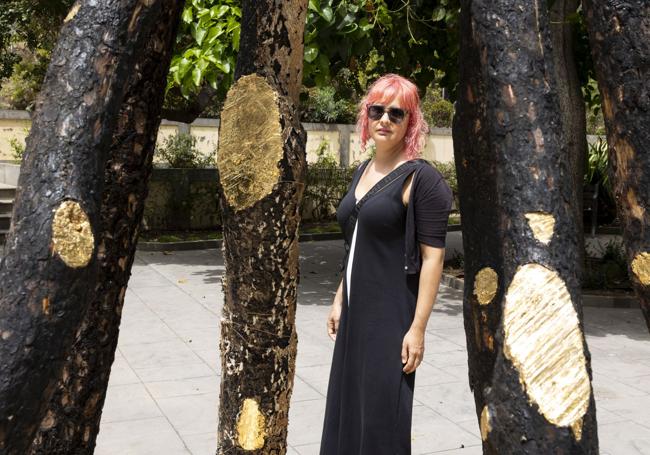 Cristina Déniz Sosa, este jueves, junto a 'Refugio del fuego'.