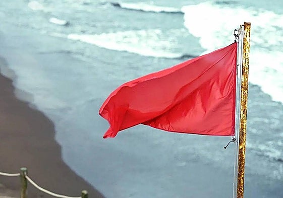 Bandera roja en un arenal canario