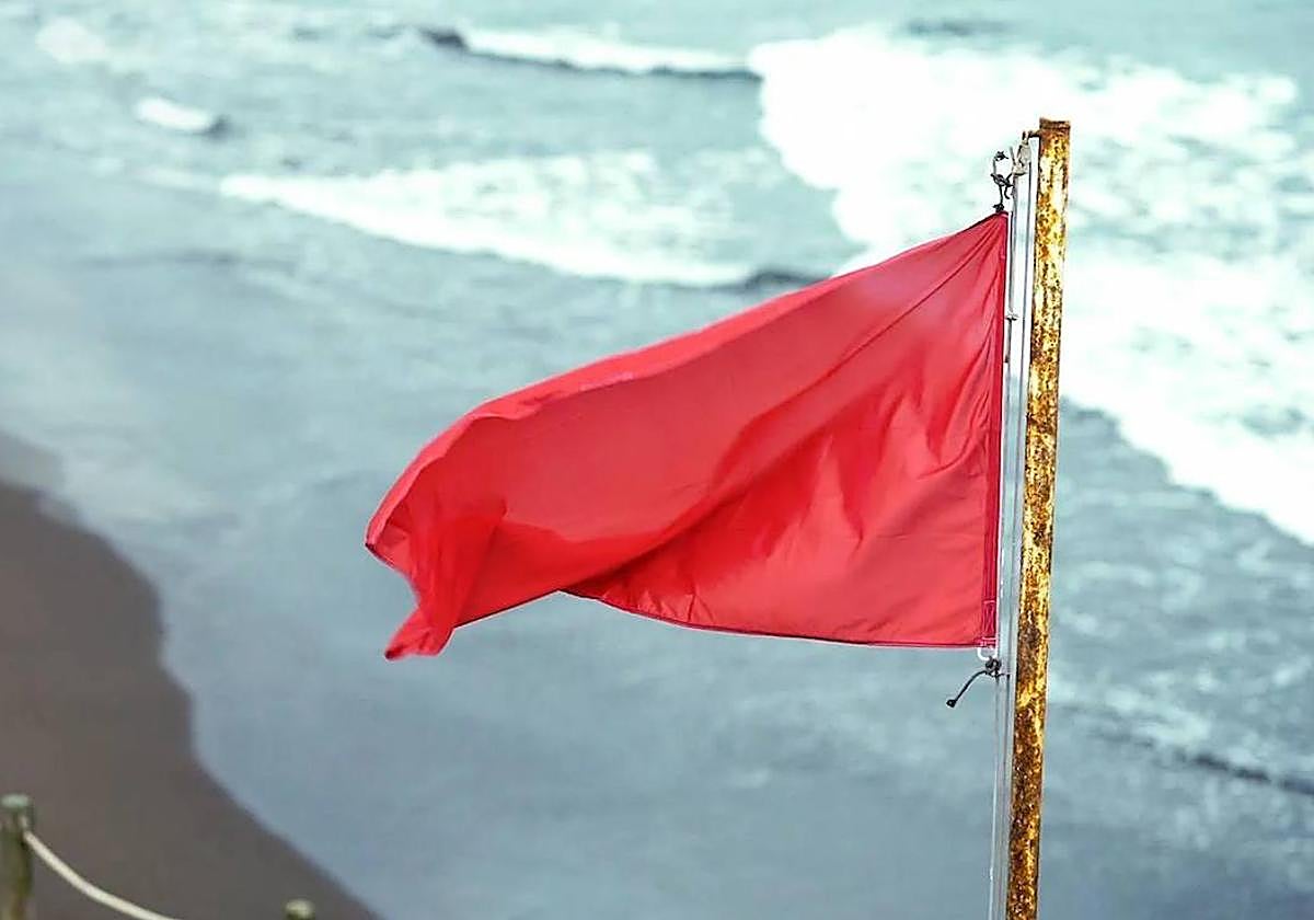 Bandera roja en un arenal canario